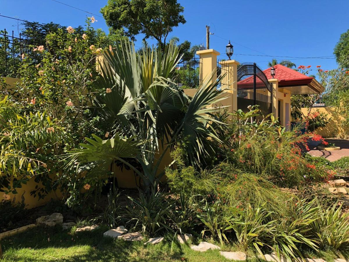 Strutz Art Garden Resort Bangued Екстер'єр фото