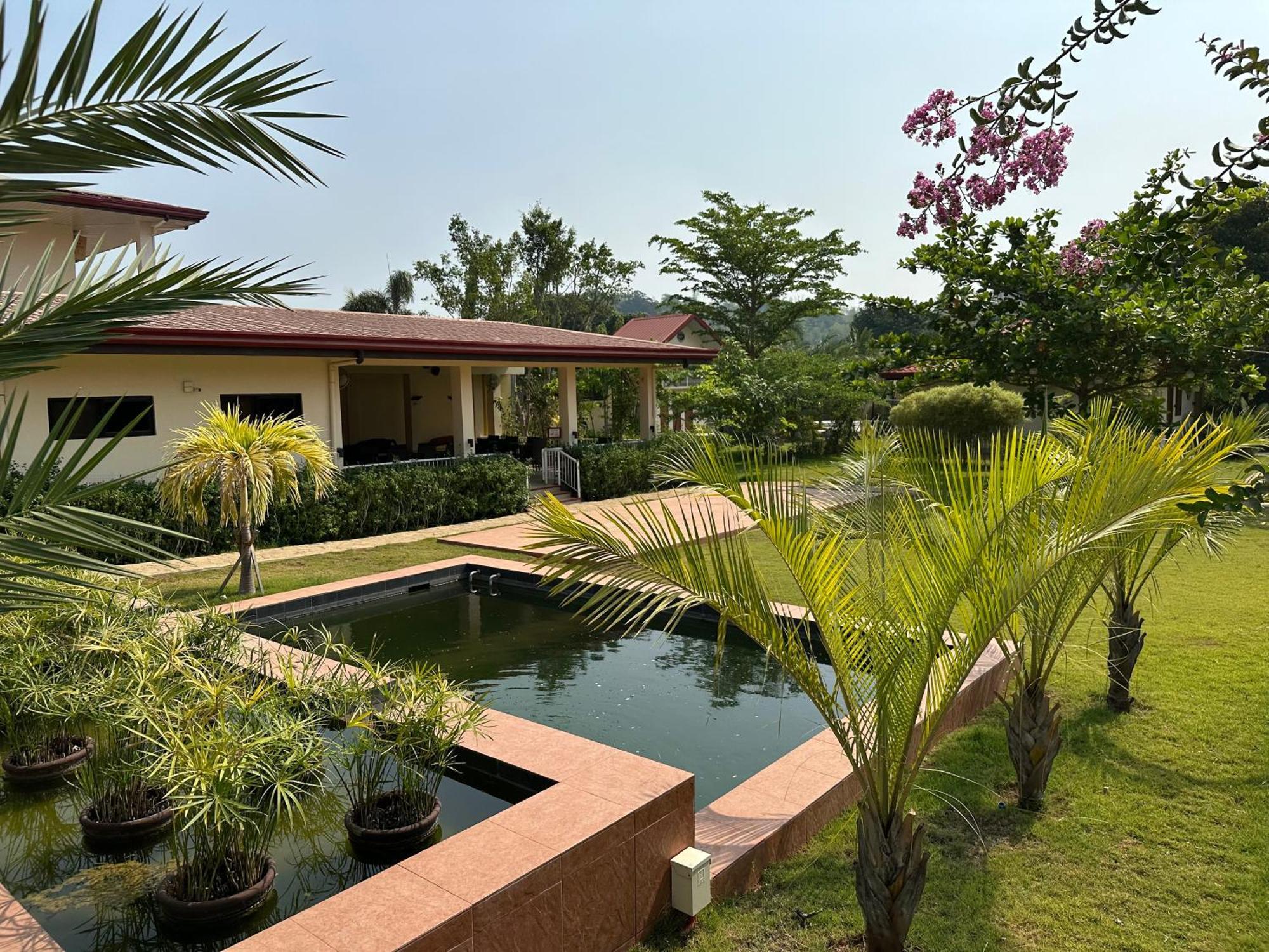 Strutz Art Garden Resort Bangued Екстер'єр фото